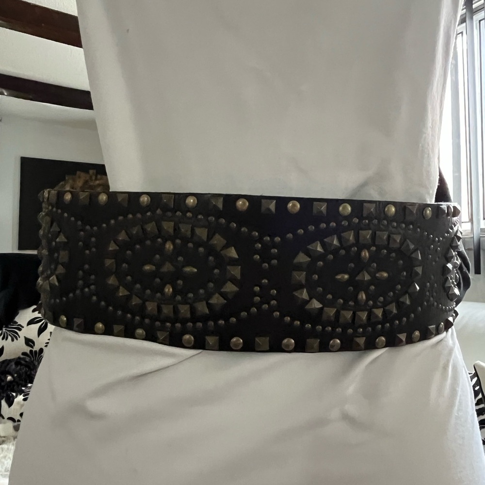 Linea Pelle genuine leather studded belt - Picture 2 of 3